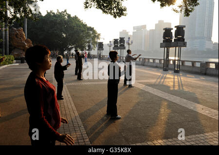 La province de Guangdong, Chine, Guangzhou City sports matin à Pearl river, Senior citizen faisant le Tai Chi Banque D'Images