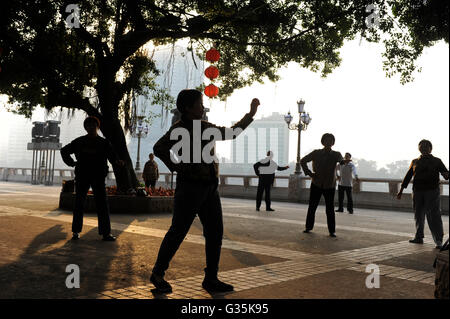 La province de Guangdong, Chine, Guangzhou City sports matin à Pearl river, Senior citizen faisant le Tai Chi Banque D'Images