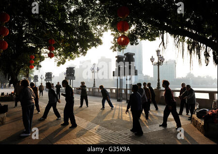 La province de Guangdong, Chine, Guangzhou City sports matin à Pearl river, Senior citizen faisant le Tai Chi Banque D'Images