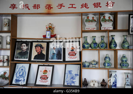 Chine Yunnan Province, Lugu Lake, une boutique de souvenirs, d'images anciennes de Mao Zedong Banque D'Images