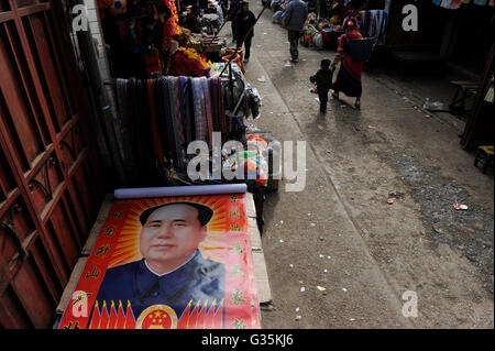 Chine Yunnan, Yongningxiang, accueil de la minorité ethnique Mosuo qui sont bouddhistes, poster de Mao Zedong au marché / Chine Yunnan, Yongningxiang, Heimat der ethnischen Minderheit Mosuo Mosuo, die sind Buddhisten Banque D'Images