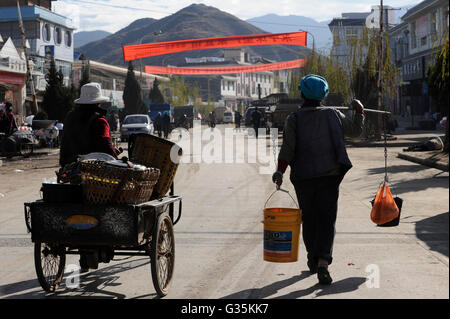 Chine Yunnan, Yongningxiang, accueil de la minorité ethnique Mosuo qui sont bouddhistes / Chine Yunnan, Yongningxiang, Heimat der ethnischen Minderheit Mosuo Mosuo, die sind Buddhisten Banque D'Images