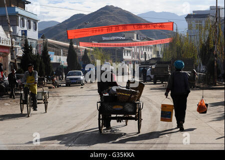 Chine Yunnan, Yongningxiang, accueil de la minorité ethnique Mosuo qui sont bouddhistes / Chine Yunnan, Yongningxiang, Heimat der ethnischen Minderheit Mosuo Mosuo, die sind Buddhisten Banque D'Images