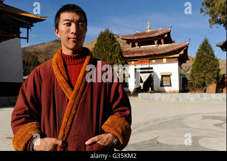 Chine Yunnan, Yongningxiang, Temple du Lama bouddhiste, cette région est le foyer de la minorité ethnique Mosuo qui est bouddhiste, moine tibétain CHINE / Yongningxiang buddhistischer, Yunnan, Lama Tempel, cette région est Heimat der ethnischen Minderheit Mosuo Mosuo, die sind, tibetischer Buddhisten Moench Banque D'Images