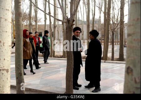 Chine Xinjiang province, ville Kashgar, où les gens vivent ouïghour , Heytgar ou mosquée Idkah, deux hommes ouïghours portant un chapeau de fourrure et Han-touristes chinois, la mosquée Id Kah est la plus grande mosquée de Chine et peut accueillir jusqu'à 20 000 adorateur Banque D'Images