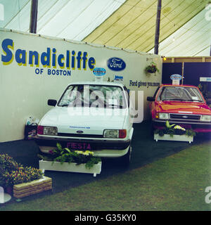 Image d'archive d'une Ford Fiesta hatchback blanc et rouge Orion Ford voitures à Boston Boston, juste des métiers, Lincolnshire, Angleterre, 1983 Banque D'Images