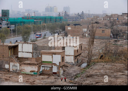 La Chine, de la province autonome du Xinjiang, ville Kashgar où uyghur les gens vivent, la démolition de certaines parties de la vieille ville historique et de la construction de nouveaux bâtiments pour une migration des Chinois han Banque D'Images