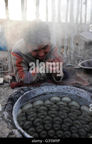 Chine Xinjiang province, ville Kashgar où uyghur personnes vivent, une boulangerie dans la rue au village, la cuisson du pain bagel au four en argile Banque D'Images