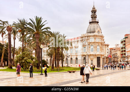 Hôtel de ville de Cartagena, Espagne, les touristes marche sur la Plaza de los Héroes de Cavite Banque D'Images