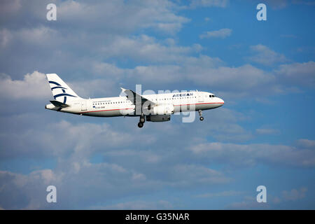 Aegean Airlines Airbus A320 atterrit à l'aéroport international de Larnaca. Banque D'Images