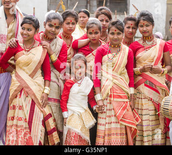 Les femmes en vêtements traditionnels à Bari Pan Village dans le parc national de Kaziranga en Inde le 13 avril 2016. Credit : Euan Banque D'Images