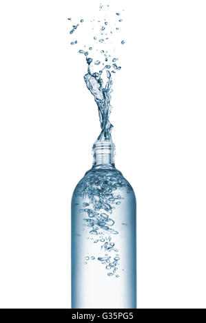 Bouteille de l'eau naturelles avec splash, isolated on white Banque D'Images