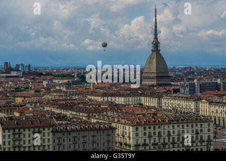 Vue de Santa Maria del Monte, église de Turin dont la Mole Antonelliana, région du Piémont, en Italie. Banque D'Images