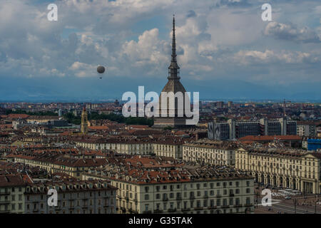 Vue de Santa Maria del Monte, église de Turin dont la Mole Antonelliana, région du Piémont, en Italie. Banque D'Images