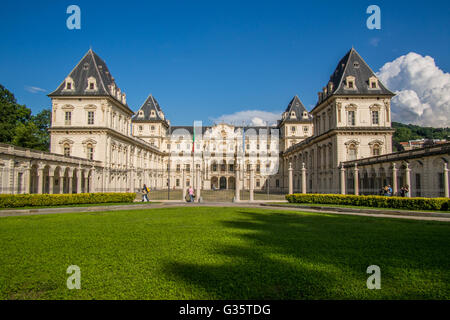 Castello del Valentino en Parco del Valentino, Turin, capitale de la région du Piémont, en Italie. Banque D'Images