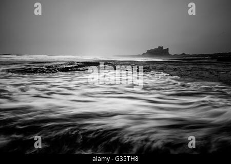 Château de Bamburgh en northumbrie , longue exposition. Banque D'Images