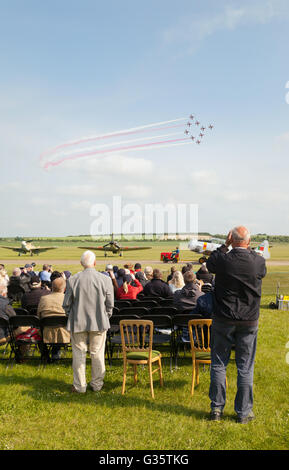 Les gens qui regardent les flèches rouges de la RAF montrent l'équipe qui se présente, Duxford Airshow, Royaume-Uni Banque D'Images