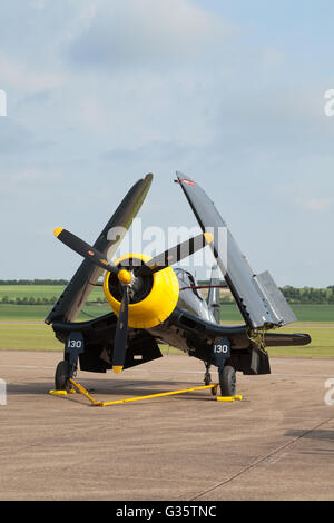 Un Goodyear FG-1D Corsair avion avec ailes repliées, sur le terrain à Duxford Imperial War Museum, Royaume-Uni Banque D'Images