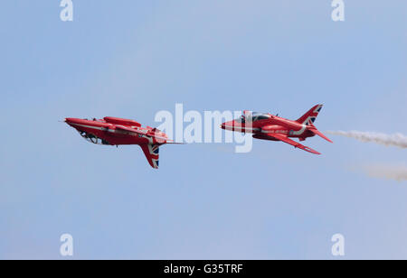 Deux membres de l'équipe acrobatique RAF flèches rouges, l'une à l'envers, volant à l'American Airshow, Cambridge UK Banque D'Images