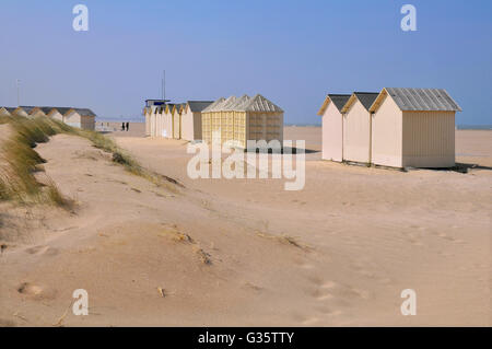 Cabines de plage et dunes à Ouistreham dans le département de la Dordogne, en France. Banque D'Images