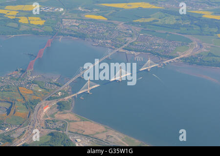 Vue aérienne de la Forth bridges - Le Pont du Forth (rail), Forth Road Bridge et Queensferry Crossing en cours de construction Banque D'Images