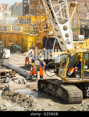 L'économie polonaise : les travailleurs de la construction sur le chantier de construction sur l'île de grenier, Gdansk, Pologne, Europe Banque D'Images