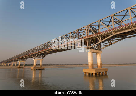 Pont, bateaux et ferries entre Bagan et Mandalay le long de la rivière Ayeyarwady (Irrawaddy), Birmanie, Myanmar, l'Asie du Sud Banque D'Images