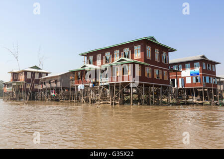 Maisons sur pilotis en bois au Lac Inle, Nyaung Shew, Birmanie, Myanmar, l'Asie du Sud, Asie Banque D'Images