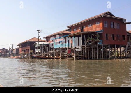 Maisons sur pilotis en bois au Lac Inle, Nyaung Shew, Birmanie, Myanmar, l'Asie du Sud, Asie Banque D'Images