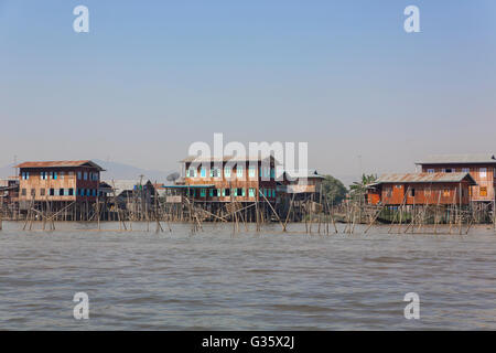 Maisons sur pilotis en bois au Lac Inle, Nyaung Shew, Birmanie, Myanmar, l'Asie du Sud, Asie Banque D'Images