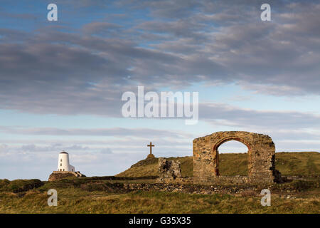 Tŵr Mawr Phare, la croix St Dwynwen et chapelle ruines à l'île Llanddwyn, Anglesey Banque D'Images