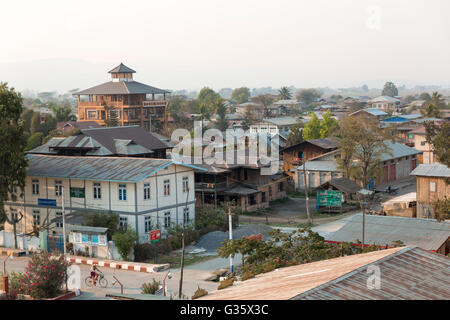 Au coucher du soleil, village de Nyaung Shew, maisons en bois, Birmanie, Myanmar, l'Asie du Sud, Asie Banque D'Images