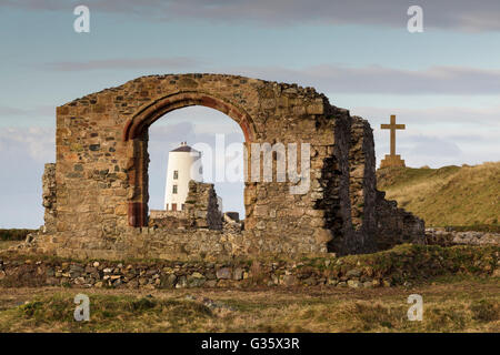 Tŵr Mawr Phare, la croix St Dwynwen et chapelle ruines à l'île Llanddwyn, Anglesey Banque D'Images