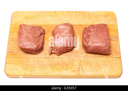 D'Autruche cuit (Struthio camelus) steaks de viande isolated on a white background studio. Banque D'Images