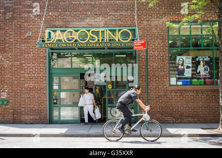 Un magasin de la propriété familiale D'Agostino chaîne de supermarchés à Greenwich Village à New York Lundi, juin6, 2016. La chaîne familiale qui à son apogée comptait 26 magasins est signalé à être à la recherche de vendre ses 9 autres magasins. La chaîne souffre de la concurrence, les deux briques et mortier et en ligne, ainsi que les baux coûteux. (© Richard B. Levine) Banque D'Images