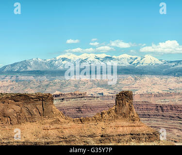 Sur les sommets enneigés des montagnes La Sal augmente au-dessus d'une butte le sentier, dans Dead Horse State Park, près de Moab, Utah. Banque D'Images