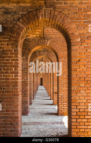 L'élégante architecture de brique voûté du fort Jefferson, une forteresse du 19e siècle dans la région de Dry Tortugas National Park, Florida, USA Banque D'Images