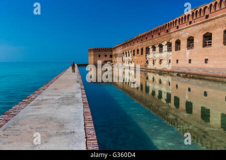 Les douves, mur de briques, de créneaux, et les bastions du fort Jefferson, sur jardin clé dans le parc national sec de Tortugas, Florida, USA Banque D'Images