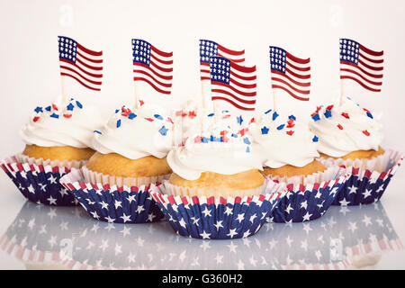 4 juillet patriotique sprinkles cupcakes avec des drapeaux américains et Banque D'Images