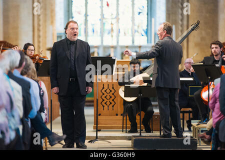 Bryn Terfel dans l'exécution de Llandaff Cathedral à Cardiff dans le cadre du festival inaugural de la voix Banque D'Images