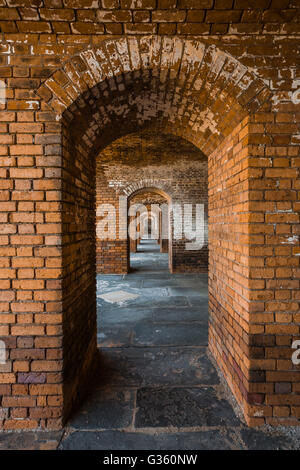 L'élégante architecture de brique voûté du fort Jefferson, une forteresse du 19e siècle dans la région de Dry Tortugas National Park, Florida, USA Banque D'Images