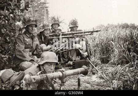 Deux soldats allemands de la guerre mondiale avec un canon à machine mg lourd en France 1940, Wehrmacht ,MG34, invasion de la France B/W photo Banque D'Images