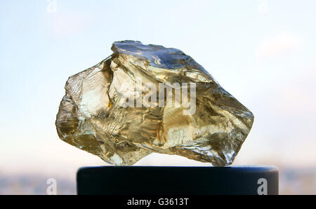 Quartz Citrine Jaune rugueuse sur le stand de lumière naturelle Banque D'Images