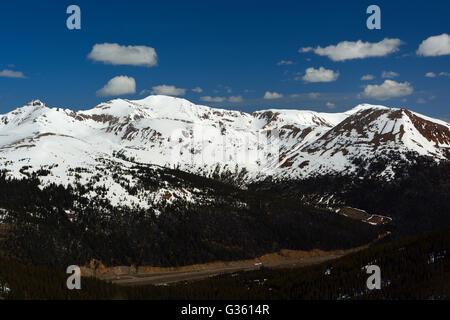 Col de montagne neige Interstate Highway Banque D'Images