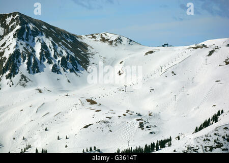Station de ski couverte de neige de loin Banque D'Images