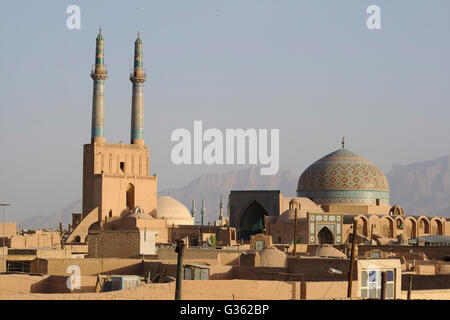 La mosquée Jameh de Yazd, plafonnier et de minarets, et visualiser l'échelle de la ville de Yazd, Iran, Banque D'Images