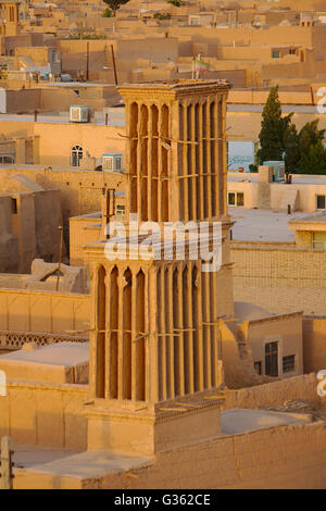 Tours à vent, système de refroidissement historique dans la ville de Yazd, Iran Banque D'Images