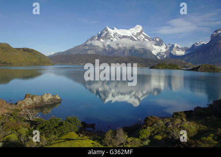 Le lac Pehoe et Cerro Paine Grande, Parc National Torres del Paine, Chili Banque D'Images