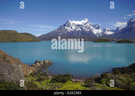 Le lac Pehoe et Cerro Paine Grande, Parc National Torres del Paine, Chili Banque D'Images