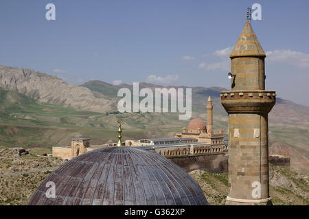 Dôme et minaret de la vieille mosquée de Beyazid devant Ishak Pasa Palace près de la Turquie, Dogubayazit Banque D'Images